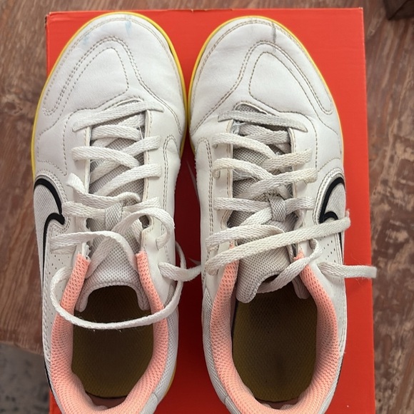 Nike Tiempo Indoor Soccer Shoes boys size 3.5Y - Picture 5 of 7